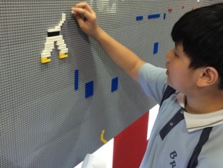 學生可以自由地在牆上拼砌積木，發揮創意。