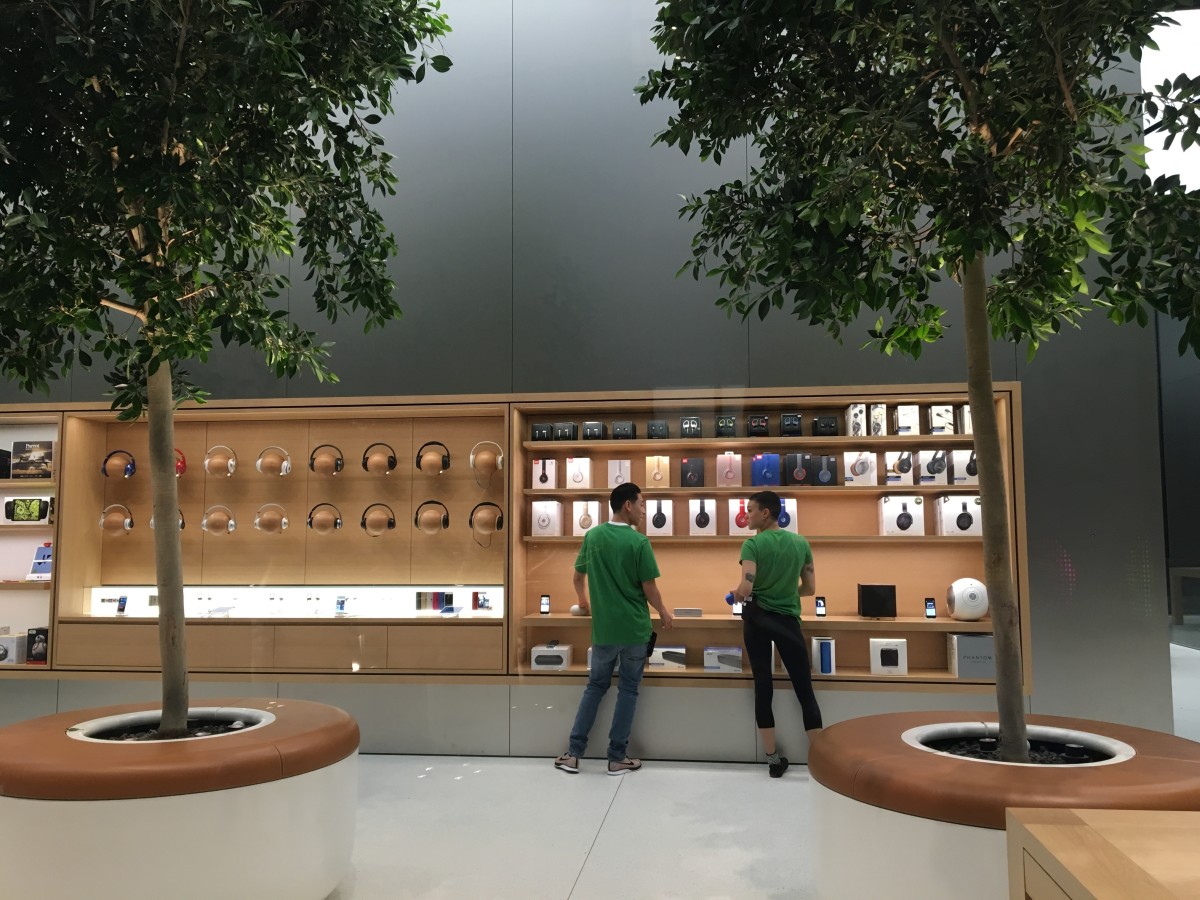 Genius Grove 旁的飾櫃展示合作夥伴的產品。耳筒產品展區以木球設計。