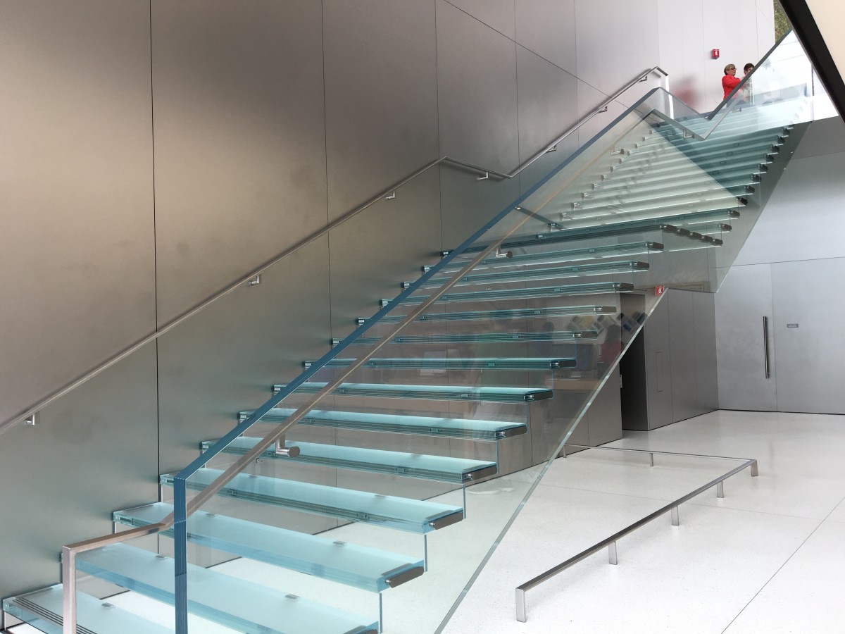 相信價值在於用超大型強化玻璃做樓梯支撐，放上每級樓梯。