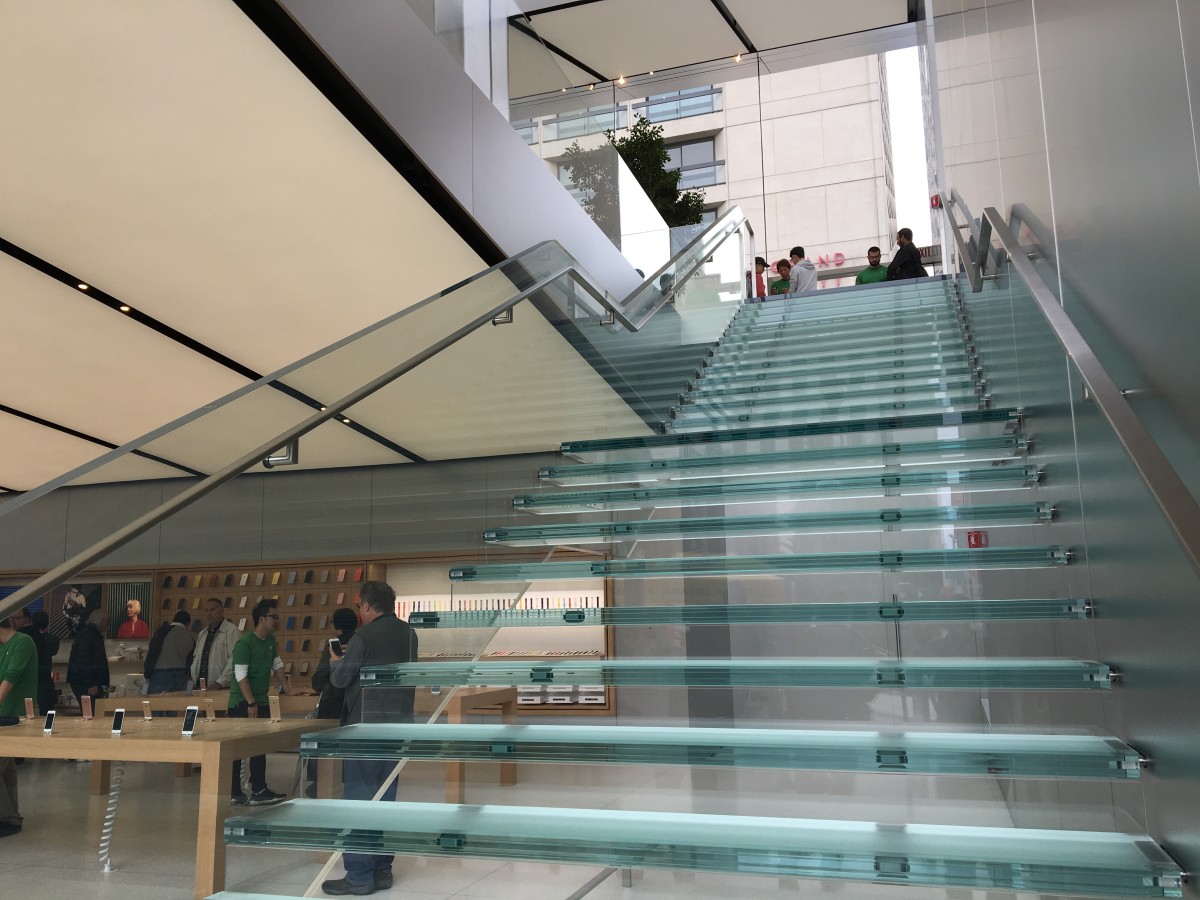 不得不提，Apple Store 的玻璃樓梯。這店兩旁各有玻璃樓梯，據聞造價 100 萬美元，即每級 33,333 萬美元。