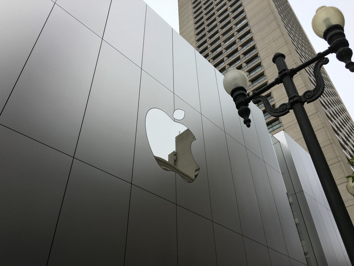以前白色發光的蘋果標誌放在 Apple Store 正中央。蘋果不再發光發亮，移到商店的旁邊，改用銀色鏡面設計。
