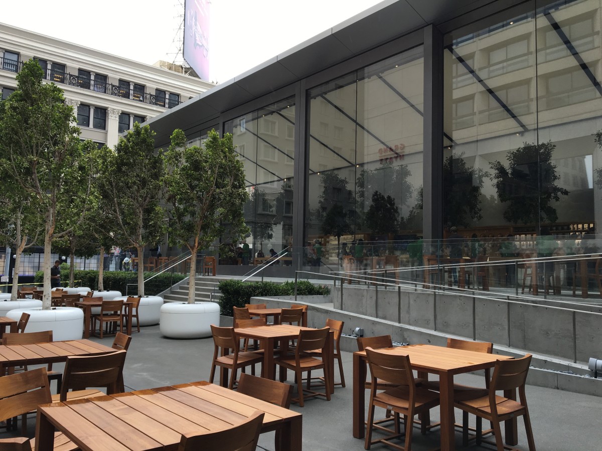 新店設有「後花園」，同樣以樹做設計賣點，將「Today at Apple」活動伸延到戶外，例如每逢周末有表演活動。