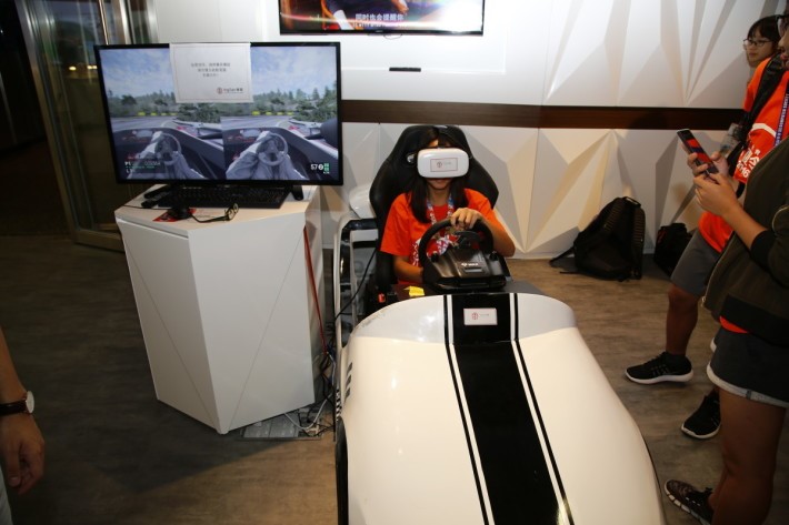 數碼港內有多項先進設施， 圖中是使用VR模擬駕駛。