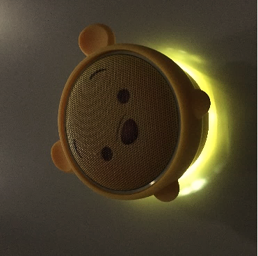 小熊維尼造型喇叭配備了黃色 LED 燈。