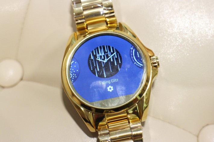 表內可選擇多款 Michael Kors 獨家顯示錶面，包括運動計時器，或適合出席派對的閃耀鑽石。