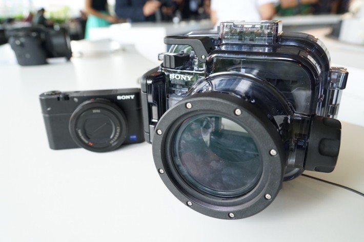 ・除新相機外，RX100專用防水箱更加吸引，可潛水米深，用到絕大部分按鍵，包括鏡頭上轉盤，售 HK$2,490，比第三品牌推出的還要便宜。