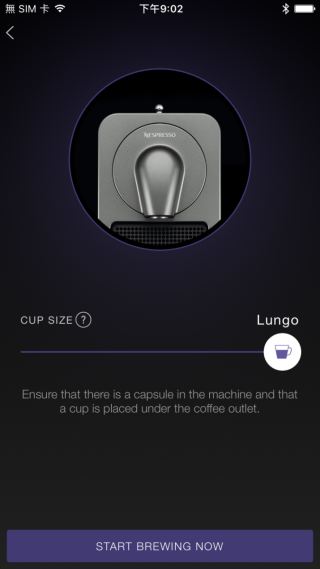 遙控沖調前可以設定咖啡杯的大小，不過不會自動裝上粉囊，沖好了也不會自動送到你手上啊。