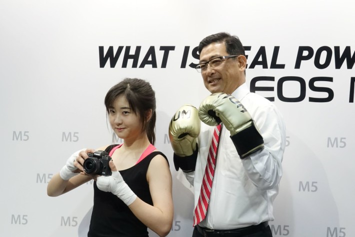 Canon香港董事長及行政總裁守永俊一先生與日本女拳手内藤チサ同場展示M5的快速輕巧機身。