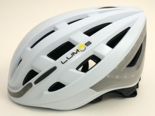 Lumos 頭盔外型上雖比破風頭盔差一點，但在安全和有型上算是取得平衡。