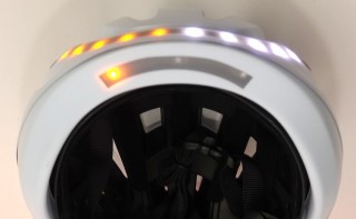 在頭盔眉位也有指示燈告訴用戶哪盞指揮燈在亮著，又有音響提示。