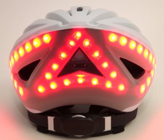 在剎車感應功能開啟時，一旦單車速度驟降，頭盔後面的燈就會全部同時亮著紅燈，提示後方駕駛者。