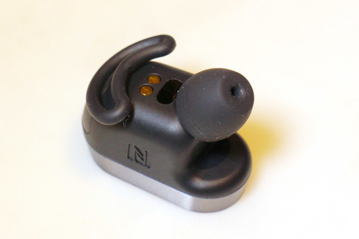 XPERIA Ear 內置多個感應器，可偵測用戶使用狀態，如拿起耳機放進耳中即可接聽電話。
