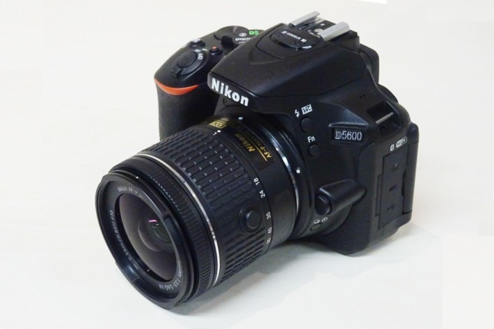 Nikon D5600 在外觀上與前代並沒大分別。
