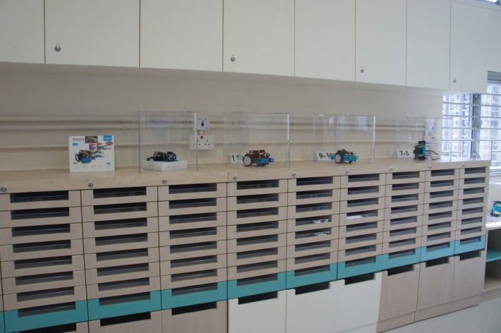 全新的課室設計，有很多隱藏元素，包括零件櫃。