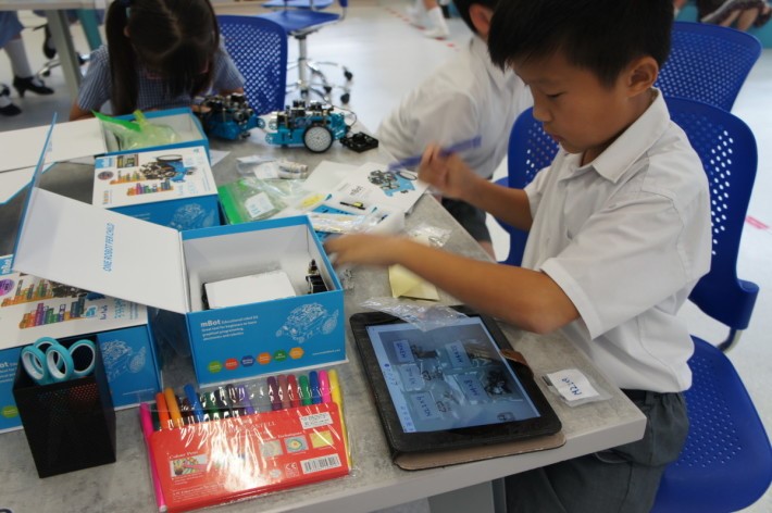 學生劉梓樂正準備砌第二合mBot，他既學會了砌機，也學習活用分類概念。