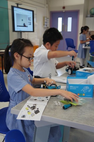 學生蔣蔚婷表示很喜歡 mBot 課 堂，過往也曾經與父親一起砌機械人。