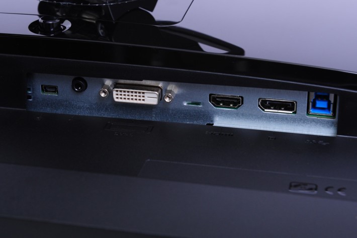 有齊 DVI、HDMI 及 Display Port 影像輸入介面。