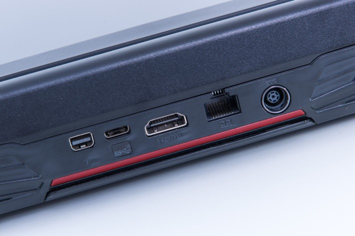 機背提供 HDMI 及 mini-DP 顯示輸出，並有一組 10Gb/s 之 USB 3.1 Type-C 介面。