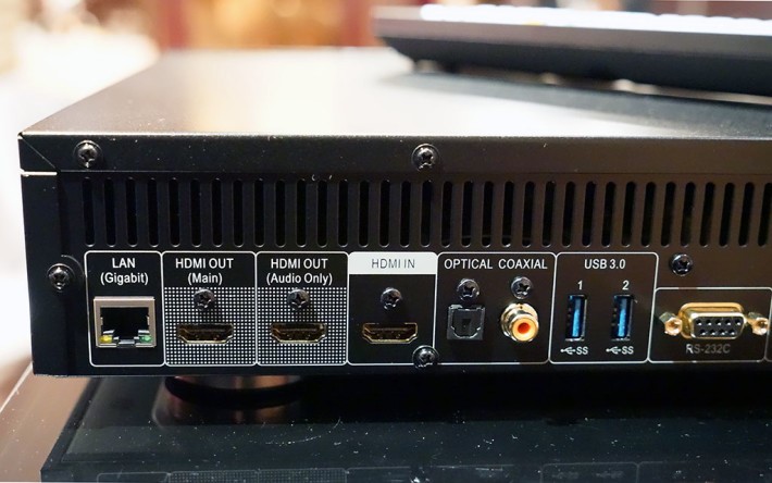 ・UDP-203 有兩組 HDMI 2.0 輸出，其中第二組只有聲音供玩聲畫分家。另外也有一組 HDMI 輸入。