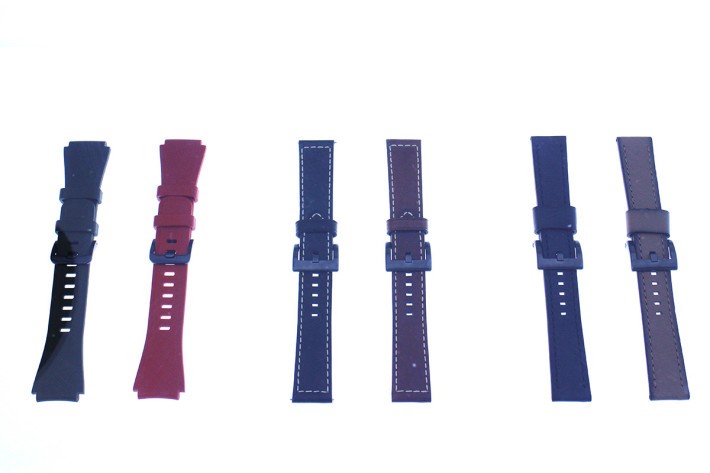 推出時已備有原裝或瑞士 Braloba 出品（中及右）的錶帶可供選購。