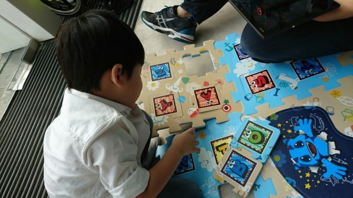 小童可以一面砌地墊，坐在地墊上玩遊戲及認字，玩都可以玩得舒服。