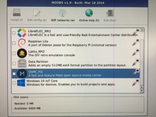 你可以透過 RPi 的官方安裝軟件 NOOBS 來安裝 OSMC 。
