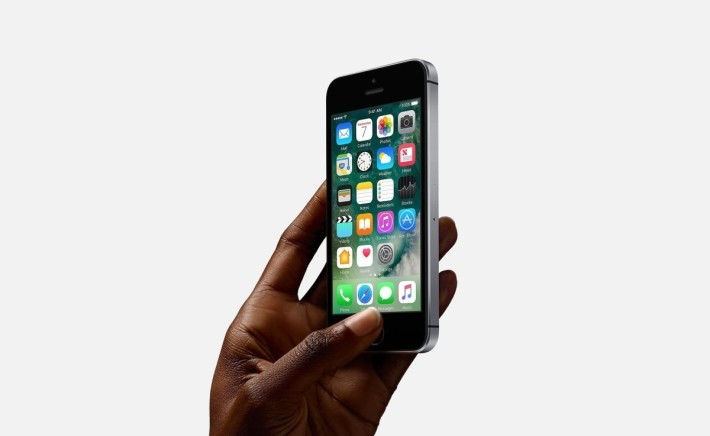 iPhone SE 的成功，打破市場對於大屏幕手機的迷思。