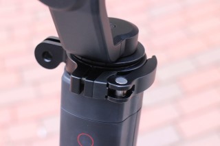 固定環即可將 HERO5 Black 鎖到不同位置，如背包、頭盔甚至單車上面。