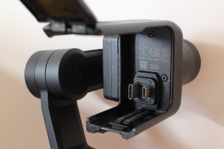 安裝 Action cam 的位置備有插頭，可與 HERO5 Black 完全接合，使用穩定器上的按鍵進行錄影控制，亦可同時為為 HERO5 Black 及 Karma Grip 充電。