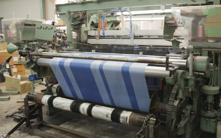 新布料是可以經舊有的紡織機織出，隨時可以大量生產。