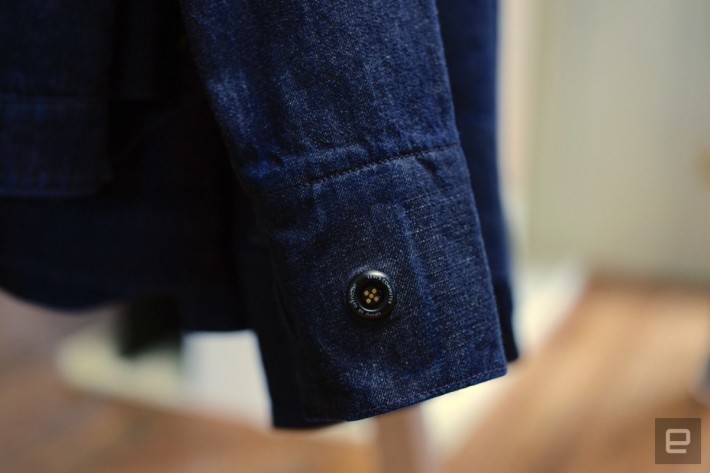 牛仔外套左邊衣袖是使用新布料織造，並嵌有一個 Jacquard 藍牙組件。