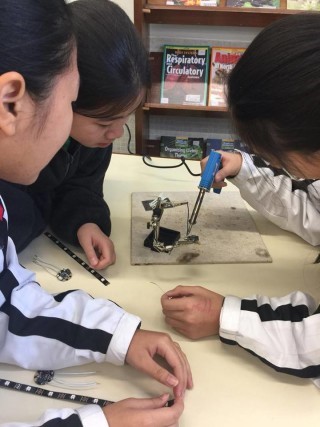 Go To Tech 計劃中，很多女同學都是第一次有機會嘗試進行焊接。