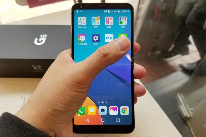5.7 吋 18：9 屏幕看似十分長，但 G6 機身夠窄，仍可單手操作手機。