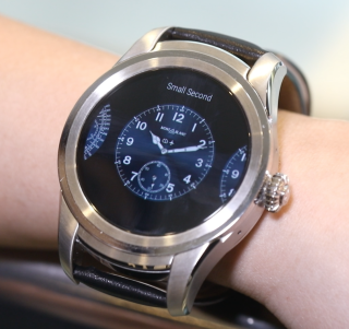 由右至左滑動可選擇三款不同錶面，錶面亦可轉藍或黑色。
