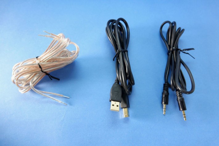 線材亦為大家附上，左起為喇叭線，3.5mm 線以及 USB 線