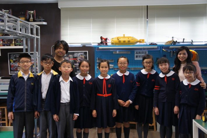 （後排右）佩瑤小學鍾美珍校長及（後左）鍾志民老師，與天文及創意機械人學會部分成員。