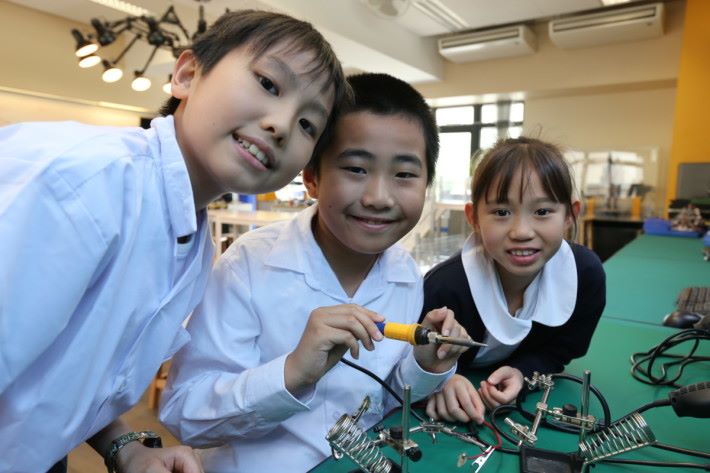 天文及創意機械人學會成員於五年級時，會學習運用“辣雞”焊接。