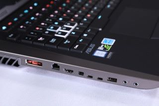 各式介面齊全，全機共有三組USB大頭及兩組USB Type-C；