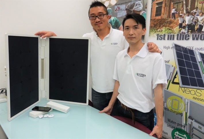 Neosen Energy 聯合創辦人黃鎮濤（左）與電子及現場應用工程師劉定國指出，開發 NeoSolar 最難的部分是如何做到防水防塵，以及快速充電。