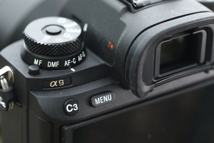．A9 新增的設定旋鈕，可快速轉換拍攝模式和對焦模式。