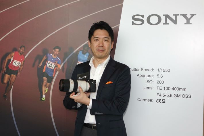 Sony 數碼影像本部高級總經理田中健二拿起配上 100-400mm 的 A9。