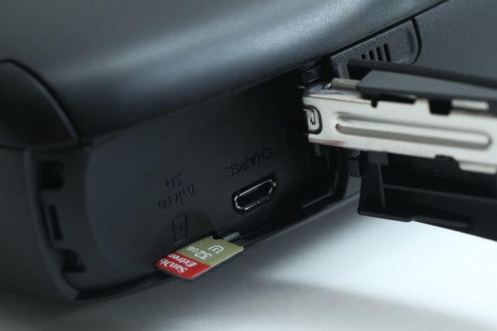 機側提供 microSD 及 microSDHC 記憶卡槽。