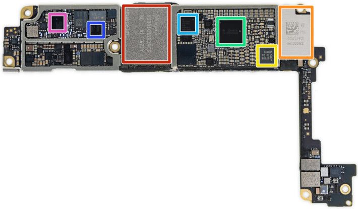 底板中的黃色方格，就是 iPhone 所用的 NFC 晶片。