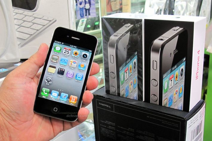 iPhone 4 掀起炒買 iPhone 的風潮。