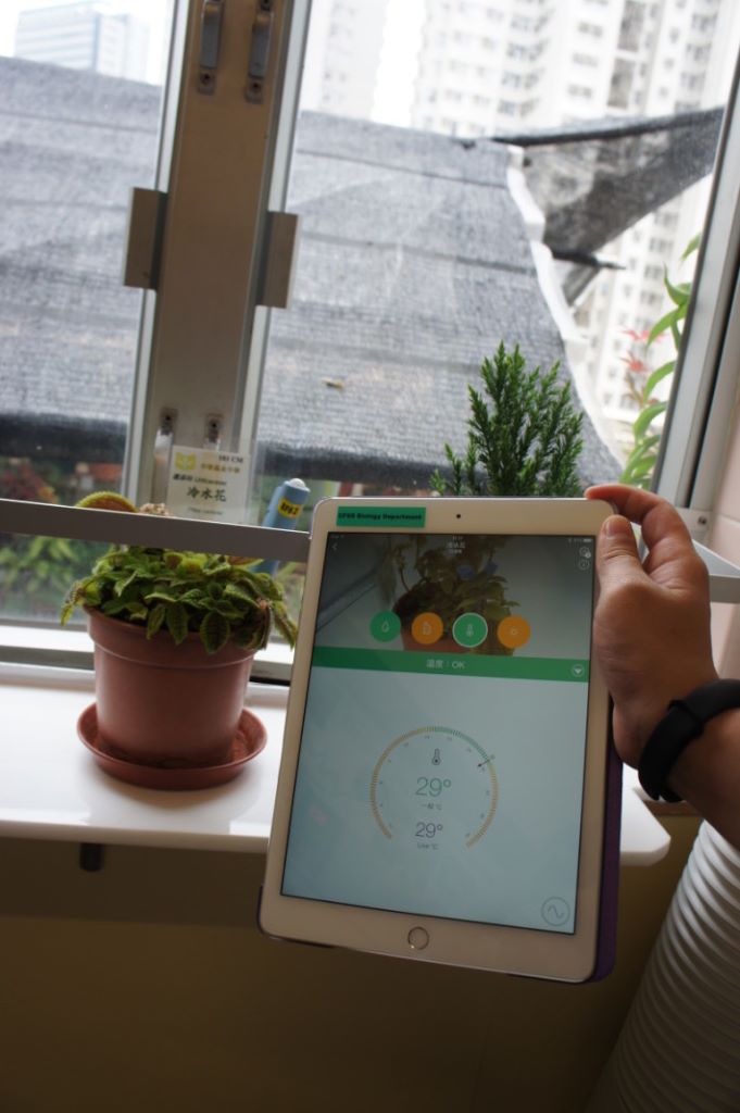 學校注重教授科技如何在生活上應 用，圖中是運用科技監測植物與環境 的變化關係。