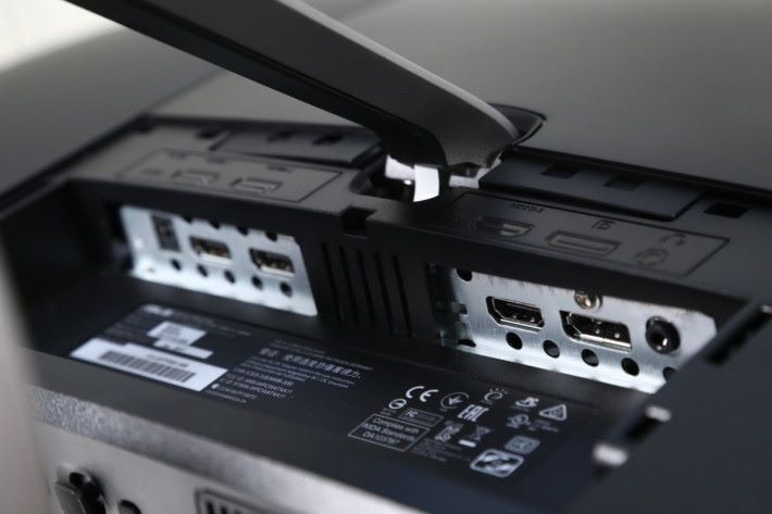 端子方面提供多達三組HDMI，方便接駁電腦、 影視器材及遊戲主機，特別適合多裝置用戶使用。