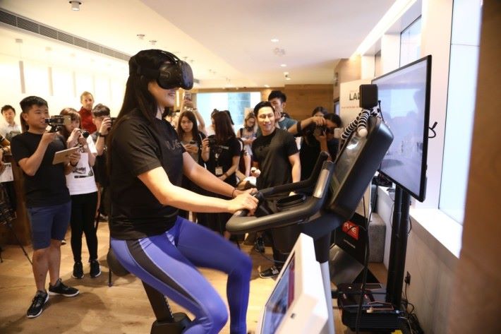 健身單車配合 VR 帶來新體驗