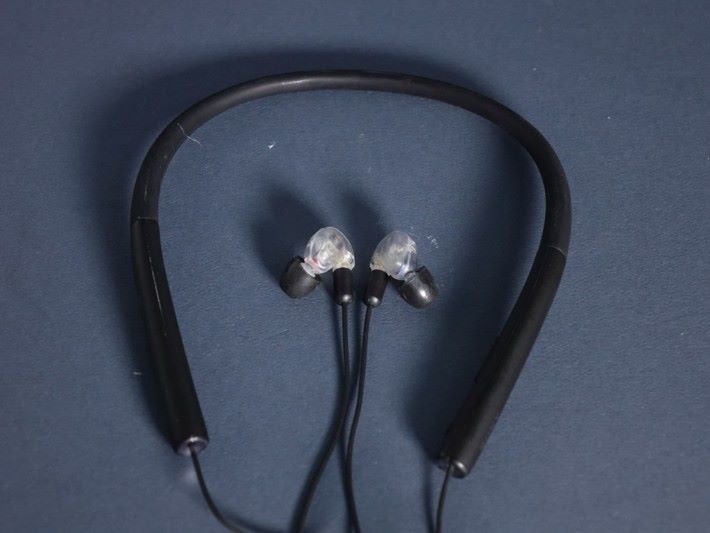 掛頸式設計與一般的藍牙耳機線有分別