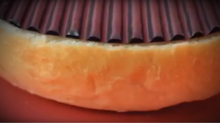 拍攝漢堡時，會用瓦通紙把食材的層次分明，讓它更好看。