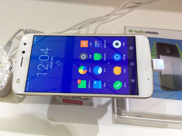 Moto Z Play 2 使用 5.5 吋 FHD 屏幕，5MP 前相機 備有雙色溫補光燈。